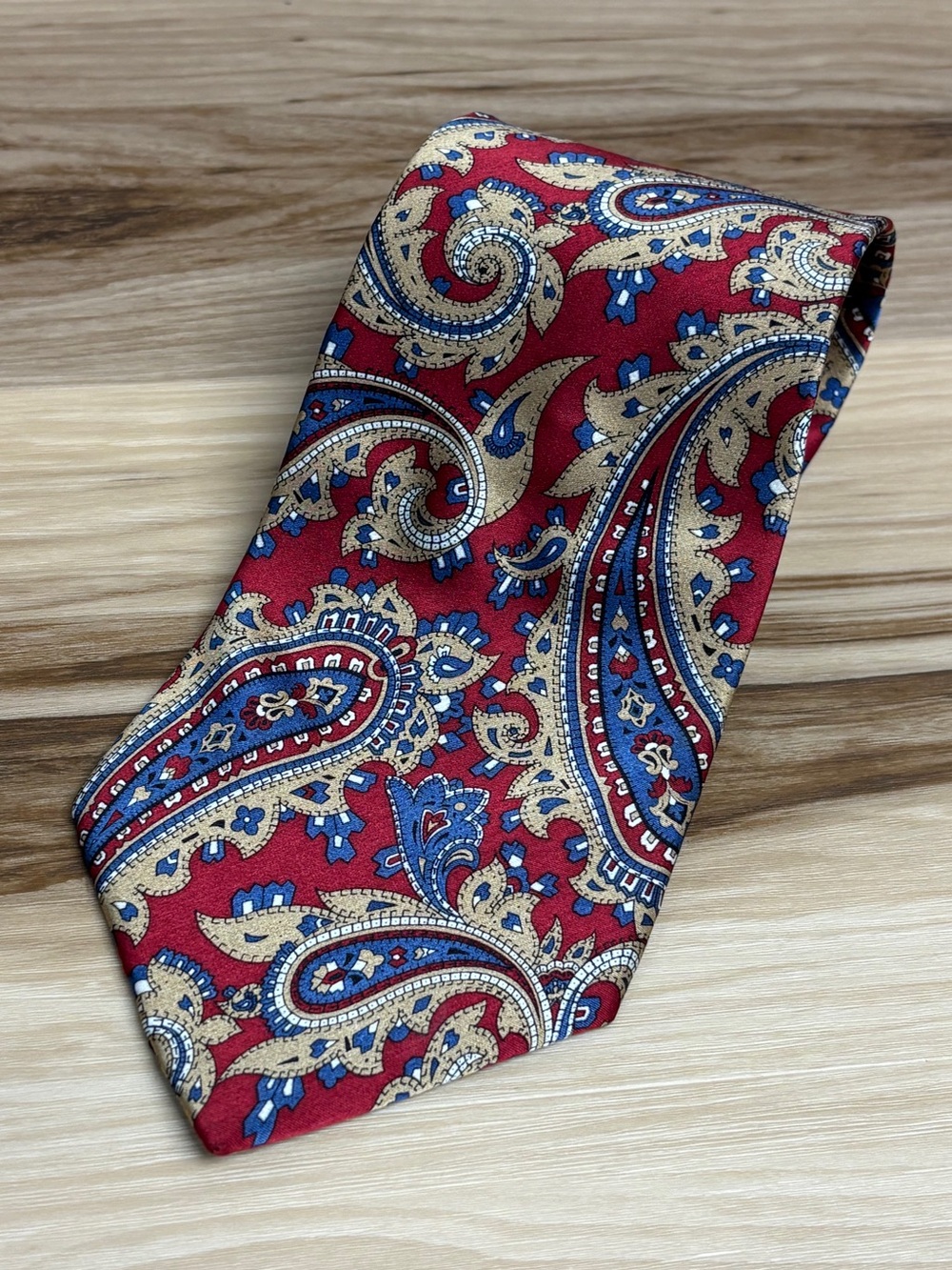 Oscar de la Renta Red/Blue and Beige paisley print silk tie size 59”by 4”.